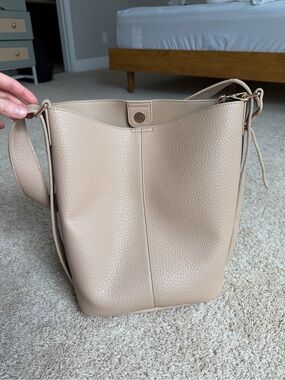 Women's Pebbled Leather Bucket Bag in Beige